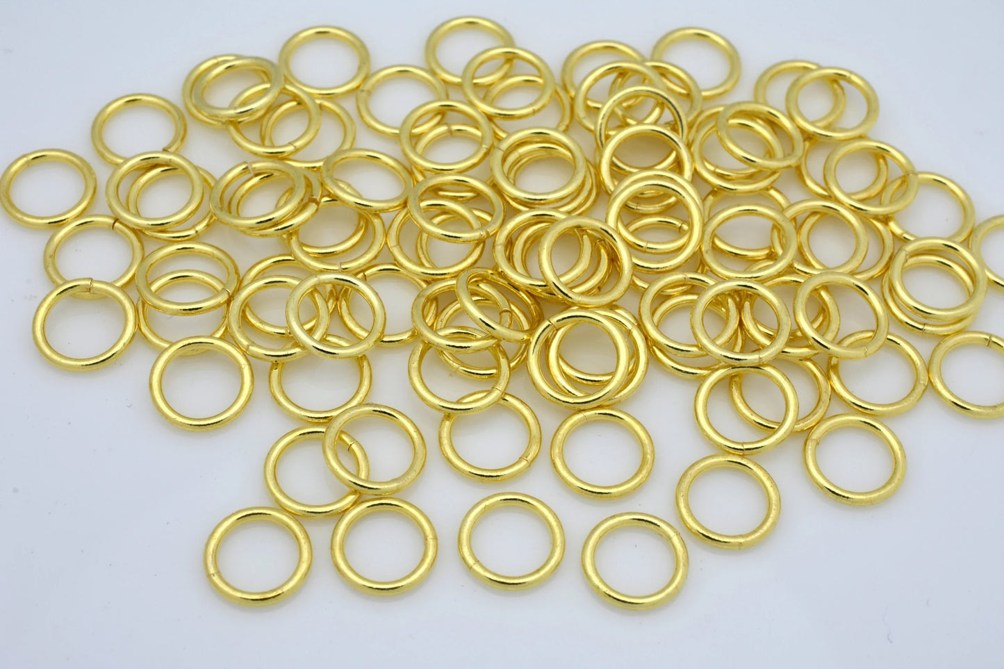 Gold jump ring without cut